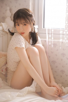 长腿校花揉白腿喷一地水